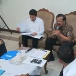 KOORDINASI. Suasana rapat kordinasi di VIP Room Juanda membahas polemik antara TNI AL dan Angkasa Pura. foto : nisa/bangsaonline 
