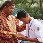 Wabup Sumenep, Achmad Fauzi menyalami salah satu siswa saat pembukaan KSN 2020.