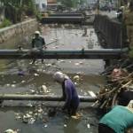 ANTISIPASI BANJIR: Para pekerja yang diterjunkan Dinas PU Pengairan Sidoarjo saat bersih-bersih sungai Gedangan yang dipenuhi sampah, Senin (31/10). foto: istimewa
