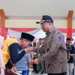 Menko PMK, Muhajir Efendi saat menyerahkan bantuan di Pendopo Kecamatan Karangbinangun, Lamongan, Selasa (16/5/2023).
