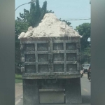 Truk muatan galian yang banyak dikeluhkan warga Gresik karena melanggar jam operasional, melebihi muatan, dan tak ditutup terpal. Foto: Ist.