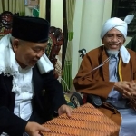 Prof Dr KH Asep Saifuddin Chalim, MA saat silaturahim kepada Tuan Guru Haji (TGH) Turmudzi Badaruddin di Pondok Qomarul Huda Bagu Lombok Tengah, NTB, Rabu (13/10/2021). foto: mma/ bangsaonline.com