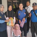 Salah satu keluarga penerima bantuan Natura dari Dinsos Kabupaten Madiun. Foto: Hendro Suhartono/BANGSAONLINE
