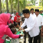 Wakil Gubernur Jawa Timur Drs. H  Saifullah Yusuf (Gus Ipul) Menyapa para Peserta Lomba Festival  Seni Anak Soleh, Kamis (25/1). Foto: IST