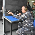 Personel TNI AL saat mencoba lapangan tembak berteknologi ITMS di Kodiklatal Surabaya.