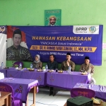 Ahmad Iwan Zunaih (pegang mik) saat menyampaikan materi wawasan kebangsaan. 