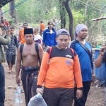 Tim SAR saat melakukan evakuasi terhadap Bachir, anak berusia 7 tahun warga Kabupaten Jember yang jatuh ke jurang Gunung Ringgit, Situbondo.