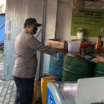 Kapolsek Mayang, AKP Bejul Nasution, saat memantau penjualan minyak goreng curah di salah satu toko.