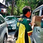 Aksi galang donasi yang dilakukan FBT dan Relawan Tuban untuk keluarga Intan.