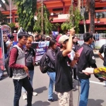 Demo di depan Gedung DPRD Trenggalek. foto: HERMAN/ BANGSAONLINE