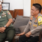 Suasana saat Brigjen TNI Widjanarko bertemu dengan Kombes Pol Akhmad Yusep Gunawan.