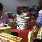BANJIR ORDER-Sejumlah pekerja tengah menyiapkan parcel lebaran di rumah pengrajin parcel, di Kota Bojonegoro, Jum