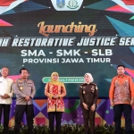 Gubernur Khofifah saat meluncurkan Rumah Restorative Justice Sekolah di SMKN 5 Surabaya.