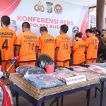 Rilis pers Polres Blitar terkait pengungkapan kasus judi online yang melibatkan enam pelaku