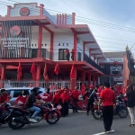Para pengurus dan kader PDIP Kabupaten Kediri saat membagikan takjil kepada pengguna jalan.