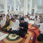 Ribuan warga NU saat mengikuti istighatsah menjelang maghrib di Masjid Kampus KH Abdul Chalim Pacet Mojokerto,  Selasa (10/3/2026). Foto: bangsaonline