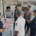 Petugas Polres Gresik saat pengamanan percetakan surat suara Pemilu 2024. Foto: Ist