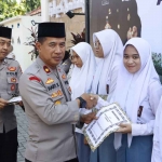 Wakapolres Jombang, Kompol Hari Kurniawan saat serahkan beasiswa di Masjid Agung Junnatul Fuaddah.