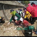 Para mahasiswa bersama aktivis lingkungan hidup saat memunguti sampah di Pantai Utara Tuban. foto: GUNAWAN/ BANGSAONLINE