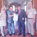 Penyerahan 19 sertifikat SD-SLTP Negeri Kota Mojokerto dari pejabat Kanwil BPN Jatim kepada Kadispendik Kota Mojokerto Amin Wakhid. Foto: YUDI EP/BANGSAONLINE