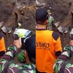 Tim dari BPBD Kabupaten Blitar saat mengevakuasi jenazah korban longsor di Kali Putih.
