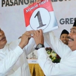 Sambari dan Qosim saat pengambilan nomor urut pada Pilbup Gresik 2015. foto: dok