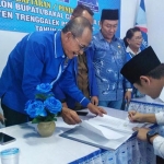 Bupati Arifin saat membubuhkan tanda tangan formulir bacabup di Kantor DPC Partai Demokrat. foto: HERMAN/ BANGSAONLINE
