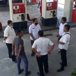 Petugas dari Pemkab Sumenep saat memantau distribusi BBM subsidi.