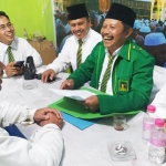 Pengurus DPC PPP Jember menerima pengembalian formulir pendaftaran dari salah satu bakal calon.