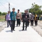 Bupati Yuhronur didampingi Kadin PU Bina Marga, Sujarwo sidak pembangunan Jalan Bluluk-Sukorame.
