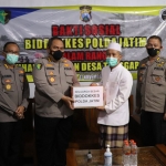 Kabid Dokkes Polda Jatim AKBP Erwin Zainul Hakim juga menyerahkan santunan untuk Panti Asuhan Ar-Ridlwan.