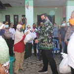 Wali Kota Probolinggo Habib Hadi Zainal Abidin didampingi Wawali saat membagikan paket sembako bagi warga yang terdampak Covid-19.