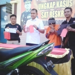 Pelaku berikut barang bukti saat dirilis Polresta Sidoarjo.