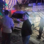 Kondisi Toyota Rush yang menabrak sebuah apotek di Jalan Raya Tlogo, Kecamatan Kanigoro, Kabupaten Blitar.