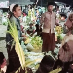 Para penjual cangkang ketupat di pasar tradisional banjir pembeli.
