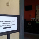 MULAI BUKA: Papan petunjuk pendaftaran Bacaleg 2019 di kantor KPU Sidoarjo, Rabu (4/7). foto: MUSTAIN/ BANGSAONLINE