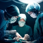 Operasi mengangkat cacing pita di lipatan otak. foto: mirror.co.uk
