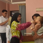 Wali Kota Kediri saat menyapa salah satu pasien. Foto: Ist