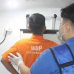 WBP Rutan Bangil saat diperiksa petugas kesehatan.