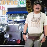 Hauwke saat foto dengan mobil kunonya, Dodge Brother lansiran 1928 buatan negara Amerika, di halaman Balai Kota Malang, Sabtu (23/11) malam. foto: IWAN IRAWAN/ BANGSAONLINE