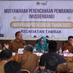 Wakil Bupati Gresik (dua dari kiri) didampingi Ketua GOW saat menghadiri Musrenbang RKPD 2027 di Pendopo Kecamatan Tambak, Pulau Bawean. Foto: Ist