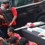 Pelaku saat ditangkap Satreskrim Polrestabes Surabaya beserta barang bukti mobil