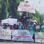 Ratusan warga desa Dukuh kecamatan Watulimo saat menyuarakan penolakan penambangan di depan kantor DPRD Trenggalek. foto: HERMAN S/ BANGSAONLINE