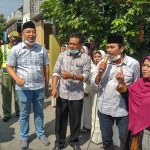 Paslon Qosim-Alif saat bertemu emak-emak di Sidayu. foto: ist.