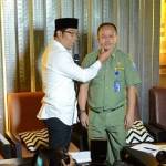 Wali Kota Bandung Ridwan Kamil memperagakan cara memegang pipi saat mengingatkan sopir angkot omprengan yang membandel di Kota Bandung, Senin (21/3).