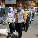 Para petugas gabungan sedang menyisir Pasar Kota Bojonegoro.