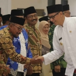 Wakil Bupati Jember, KH Balya Firjaun Barlaman, saat memberi selamat kepada para pengurus KKG PAI Periode 2023-2027.