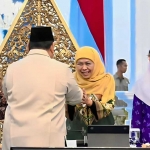 Gubernur Khofifah saat bersalaman dengan Presiden Prabowo di Istana Negara, Jakarta.