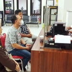 Siti Kartinawati didampingi Kasi Pidsus dan Datun Kejaksaan Negeri Trenggalek saat melaporkan Alvin Lim ke Polisi.