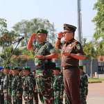 Dandim 0811/Tuban Letkol Inf. Dicky Purwanto didampingi Kepala Kejari Tuban Imam Sutopo saat memimpin Apel Kesiapan Pengamanan Kejari Tuban.